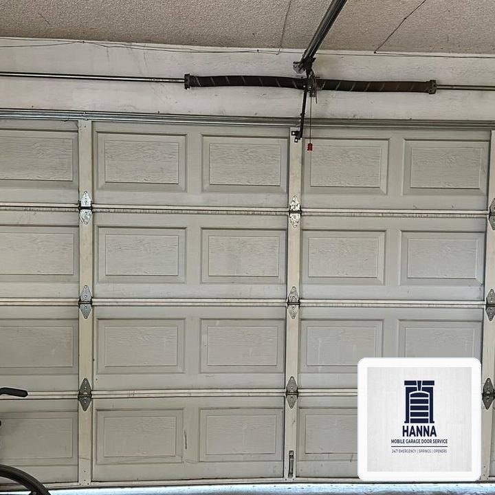 Hanna Mobile Garage Door Service Dispatch in Willowbrook (Darien Area): Heavy-Duty EPDM Perimeter & Bottom Seal Weatherproofing - Willowbrook, IL